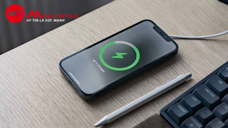 iPhone 14 Pro bị ph&agrave;n n&agrave;n v&igrave; tụt pin nhanh sau 1 năm sử dụng