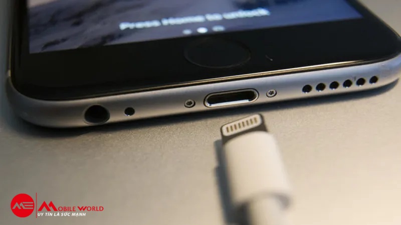 Trong khi c&aacute;c thiết bị Samsung đều c&oacute; cổng USB ti&ecirc;u chuẩn để kết nối th&igrave; iPhone lại sử dụng cổng Lightning độc quyền
