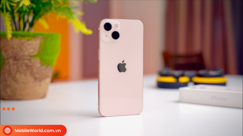 me-man-voi-iphone-13-mau-hong-sang-trong-tinh-te-nhe-nhang-1