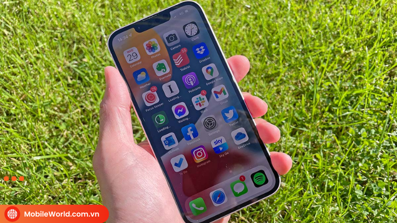 me-man-voi-iphone-13-mau-hong-sang-trong-tinh-te-nhe-nhang-7