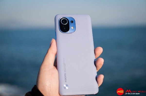 Bóc hộp Xiaomi 11 không kèm củ sạc để bảo vệ môi trường