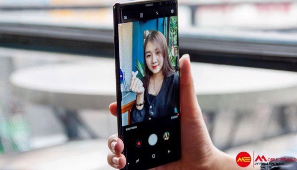 Gợi ý cách cầm điện thoại Samsung Note 8 selfie đẹp