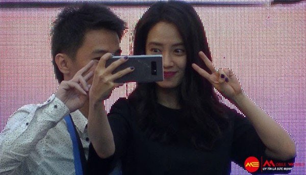 Gợi ý cách cầm điện thoại Samsung Note 8 selfie đẹp