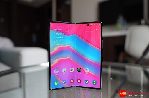 N&ecirc;n chọn Samsung Galaxy Z Fold 2 hay Galaxy Fold?