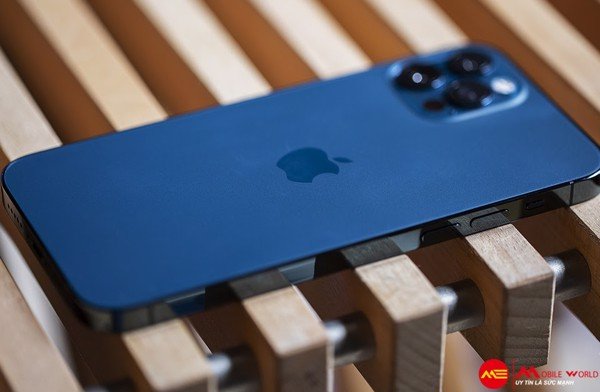 So kè thiết kế, cấu hình iPhone 12 Pro và Note 20 Ultra