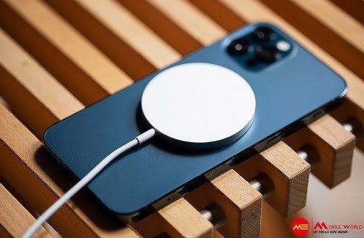 So kè thiết kế, cấu hình iPhone 12 Pro và Note 20 Ultra