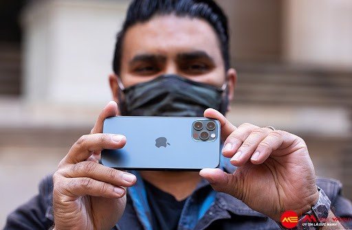 So kè thiết kế, cấu hình iPhone 12 Pro và Note 20 Ultra
