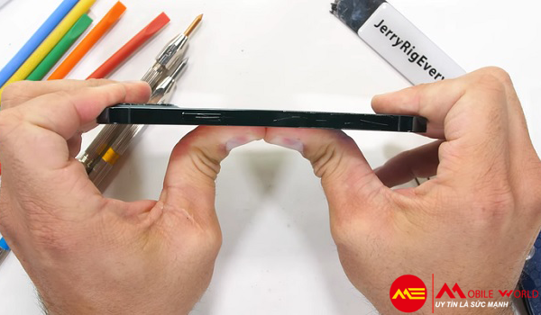 Test nhanh độ bền của iPhone 12 Pro, có làm bạn thất vọng?
