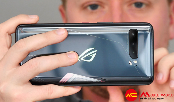 Tr&ecirc;n tay ASUS ROG Phone 3 với đủ t&iacute;nh năng cho game thủ