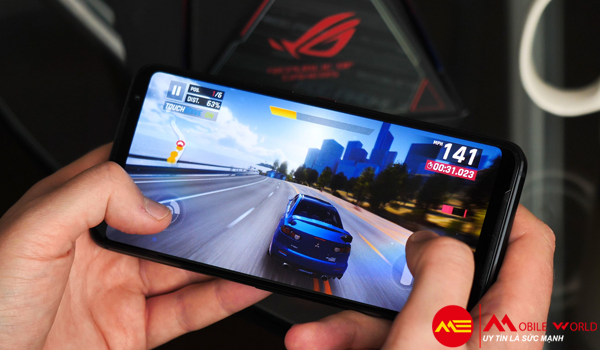 Tr&ecirc;n tay ASUS ROG Phone 3 với đủ t&iacute;nh năng cho game thủ