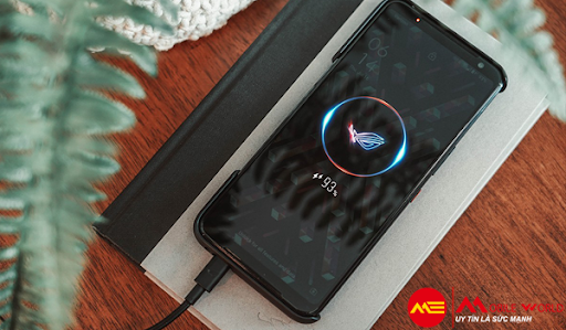 Tr&ecirc;n tay ASUS ROG Phone 3 với đủ t&iacute;nh năng cho game thủ