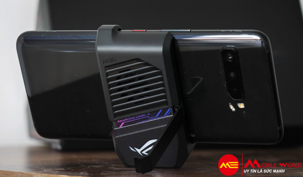Tr&ecirc;n tay ASUS ROG Phone 3 với đủ t&iacute;nh năng cho game thủ