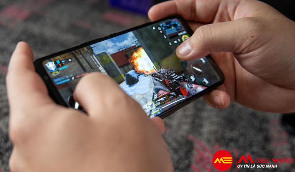 Tr&ecirc;n tay smartphone ASUS ROG Phone 3 cho game thủ
