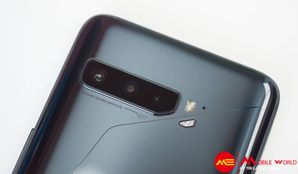 Tr&ecirc;n tay smartphone ASUS ROG Phone 3 cho game thủ