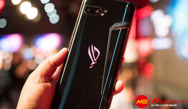 Tr&ecirc;n tay smartphone ASUS ROG Phone 3 cho game thủ