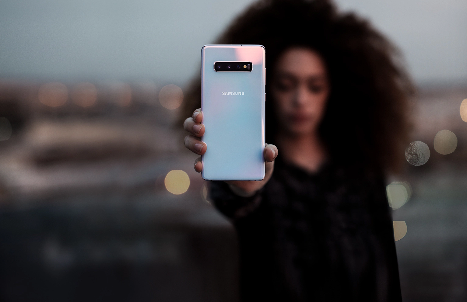 Galaxy S10e - điện thoại m&agrave;n h&igrave;nh nhỏ pin tr&acirc;u