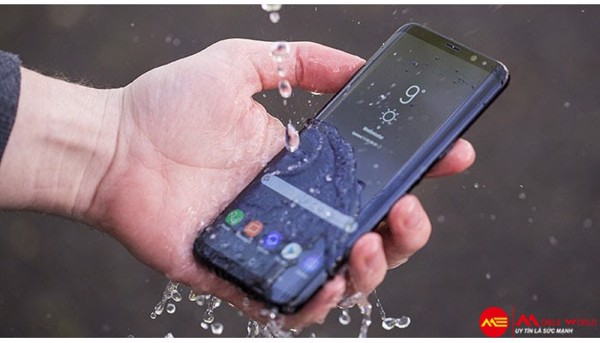 Top 6 mẫu smartphone c&oacute; khả năng chống nước cho m&ugrave;a mưa