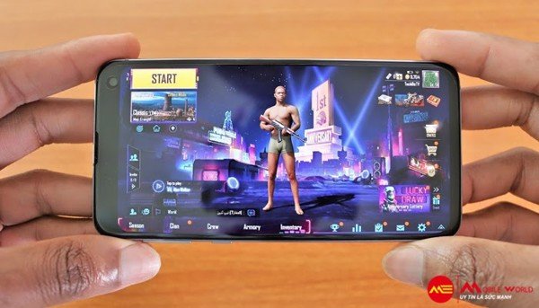 Tr&ecirc;n tay Samsung Galaxy S10e - Si&ecirc;u phẩm nhỏ nhưng c&oacute; v&otilde;