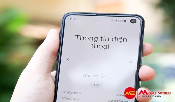 Tr&ecirc;n tay Samsung Galaxy S10e - Si&ecirc;u phẩm nhỏ nhưng c&oacute; v&otilde;