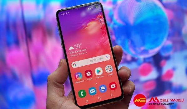 Tr&ecirc;n tay Samsung Galaxy S10e - Si&ecirc;u phẩm nhỏ nhưng c&oacute; v&otilde;