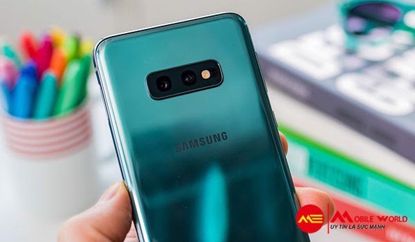 Tr&ecirc;n tay Samsung Galaxy S10e - Si&ecirc;u phẩm nhỏ nhưng c&oacute; v&otilde;