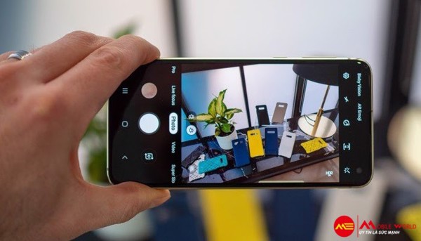 Tr&ecirc;n tay Samsung Galaxy S10e - Si&ecirc;u phẩm nhỏ nhưng c&oacute; v&otilde;