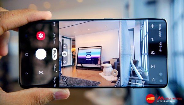 Tr&ecirc;n tay Samsung Galaxy S10e - Si&ecirc;u phẩm nhỏ nhưng c&oacute; v&otilde;