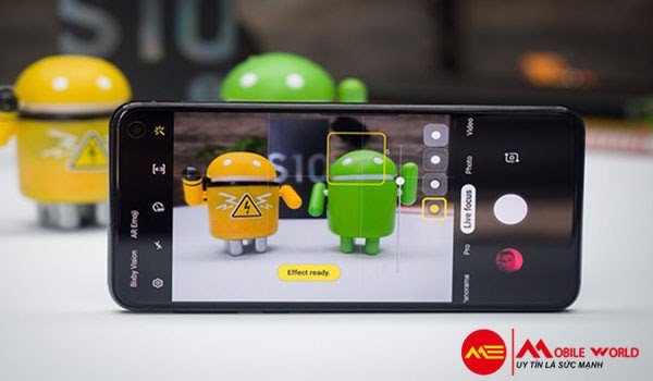 Tr&ecirc;n tay Samsung Galaxy S10e - Si&ecirc;u phẩm nhỏ nhưng c&oacute; v&otilde;