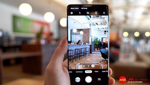 Tr&ecirc;n tay Samsung Galaxy S10e - Si&ecirc;u phẩm nhỏ nhưng c&oacute; v&otilde;