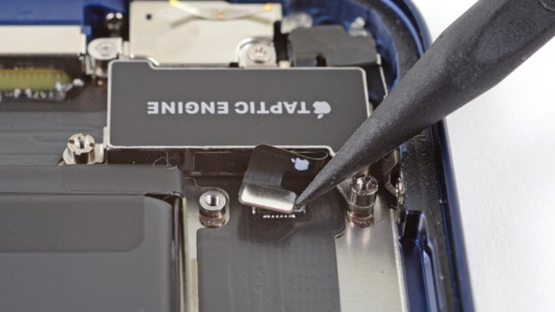 <span id='buoc-15-ngat-ket-noi-cap-taptic-engine-cuc-rung'></span>Bước 15. Ngắt kết nối cáp Taptic Engine (cục rung)