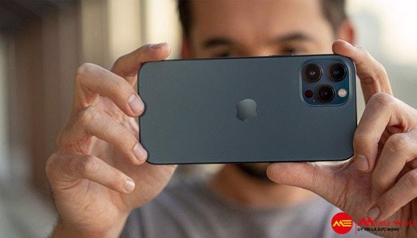 Quay Youtube/Tiktok chọn Galaxy Note 20 Ultra hay iPhone 12