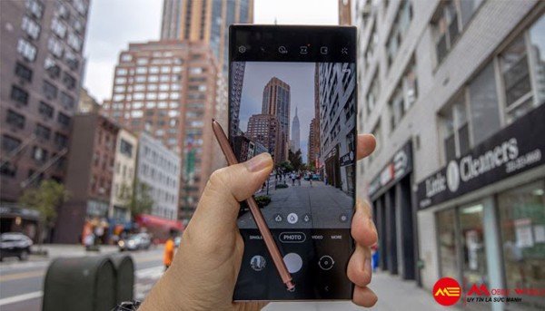 So s&aacute;nh thiết kế, hiệu năng Note 20 Ultra v&agrave; Galaxy S10e