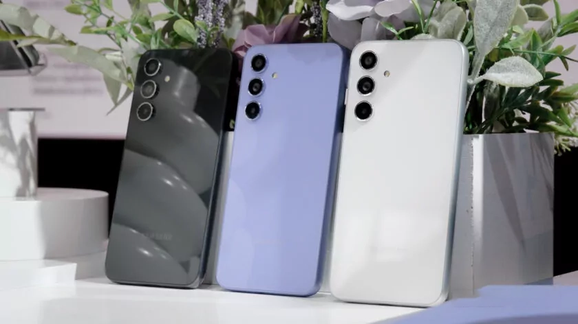 google-pixel-7a-va-samsung-a54-dien-thoai-tam-trung-nao-tot-nhat-4