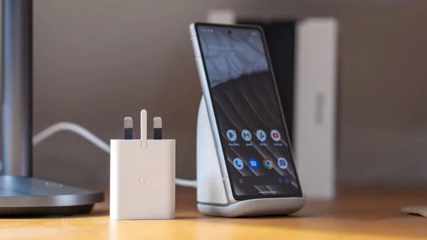 google-pixel-7a-va-samsung-a54-dien-thoai-tam-trung-nao-tot-nhat-7