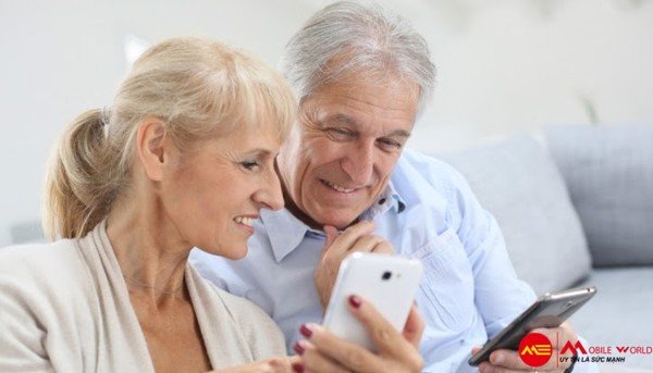 7 Ti&ecirc;u ch&iacute; mua smartphone cho người gi&agrave; bạn cần biết
