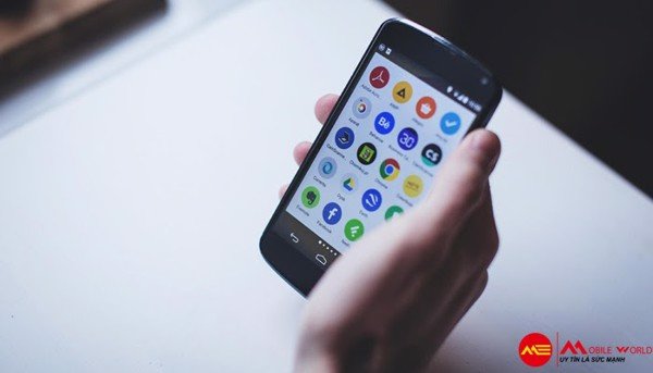 7 Ti&ecirc;u ch&iacute; mua smartphone cho người gi&agrave; bạn cần biết