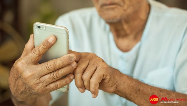 7 Ti&ecirc;u ch&iacute; mua smartphone cho người gi&agrave; bạn cần biết