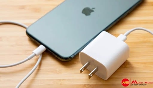 Bạn có nên sạc điện thoại qua đêm? Sạc thế nào là đúng?