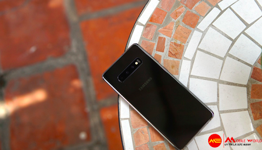 So sánh mặt kính iPhone 12 và mặt gốm Galaxy S10 Plus
