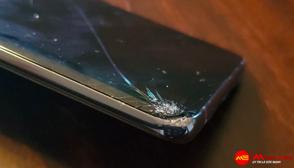 So sánh mặt kính iPhone 12 và mặt gốm Galaxy S10 Plus