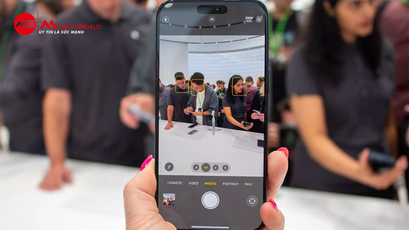 iPhone 15 Pro Max c&oacute; c&ocirc;ng cụ Photonic Engine v&agrave; Deep Fusion, gi&uacute;p tạo ra những bức ảnh r&otilde; n&eacute;t hơn.