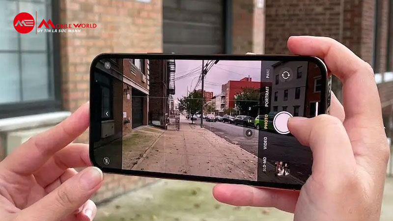 iPhone 12 Pro Max, với cảm biến camera ch&iacute;nh 12 MP.