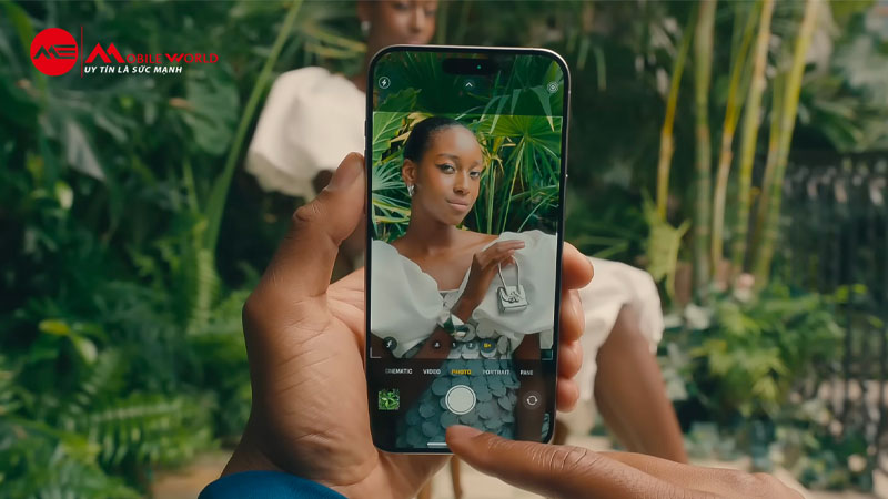 iPhone 15 Pro Max n&acirc;ng cấp camera về độ ph&acirc;n giải v&agrave; khả năng zoom.