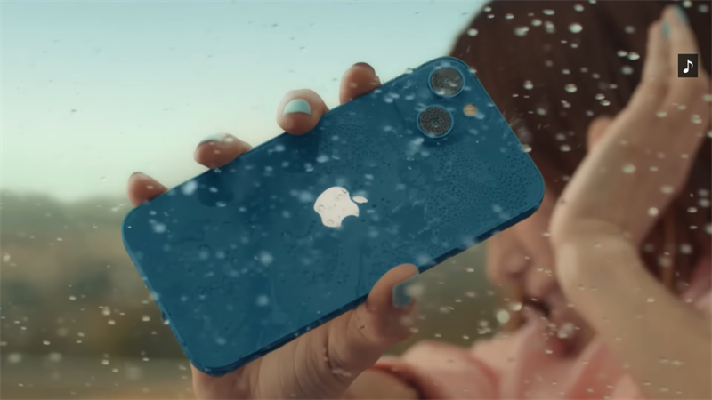 iPhone 13 được trang bị khả năng chống nước kh&aacute;ng bụi IP68