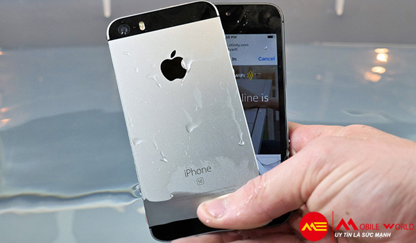 D&ugrave; ra đời kh&aacute; l&acirc;u nhưng iPhone SE vẫn c&oacute; khả năng chống nước rất ấn tượng