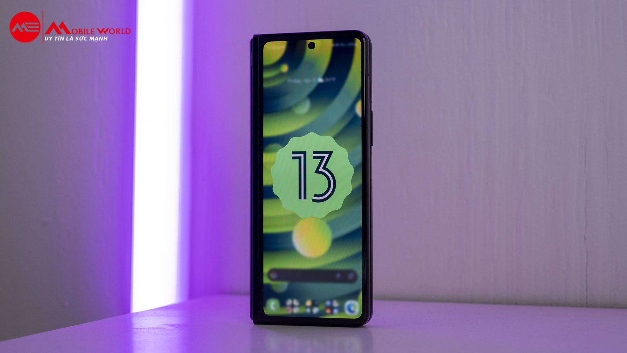 Samsung Galaxy Z Fold5 cũng c&oacute; m&agrave;n h&igrave;nh lớn v&agrave; chất lượng.