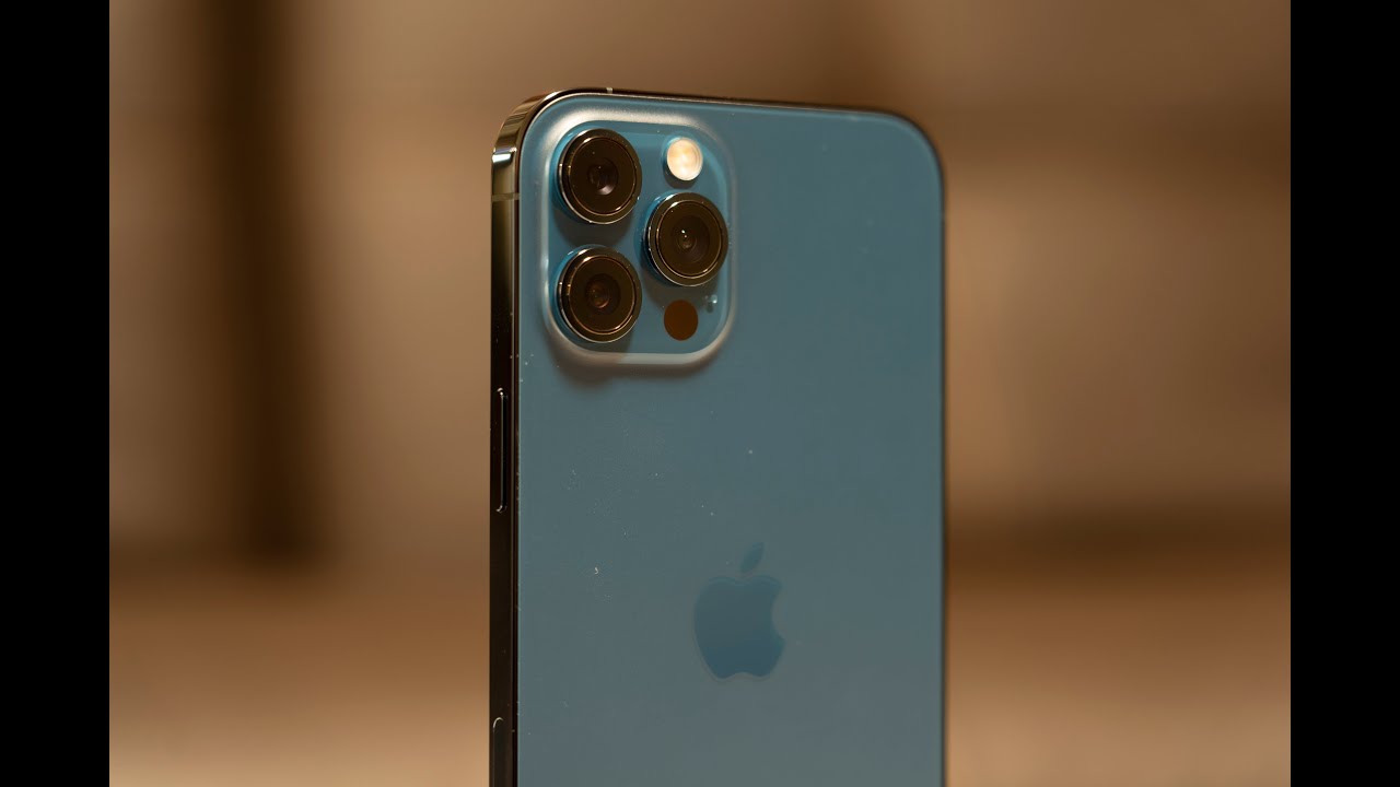 Một điểm cộng của iPhone 12 Pro Max ch&iacute;nh l&agrave; giảm thiểu được hiện tượng dấu v&acirc;n tay nhờ sử dụng chất liệu kim loại nh&aacute;m. 
