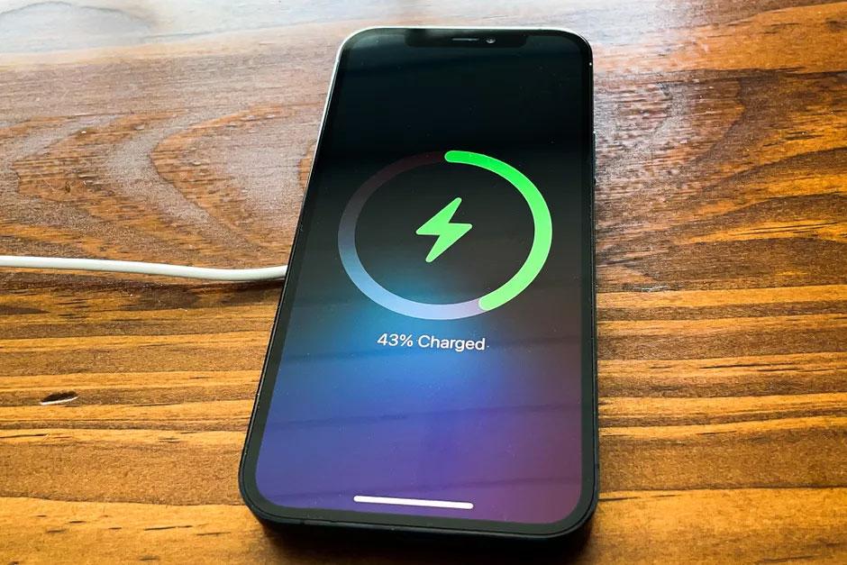 Một ưu điểm của iPhone 12 quốc tế được nhiều kh&aacute;ch h&agrave;ng ưa chuộng đ&oacute; ch&iacute;nh l&agrave; thời lượng pin tốt hơn so với bản Lock