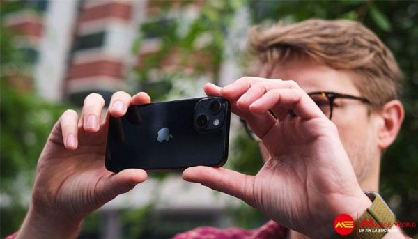 Đ&aacute;nh gi&aacute; iPhone 13 Mini gi&aacute; bao nhi&ecirc;u, c&oacute; n&ecirc;n mua?