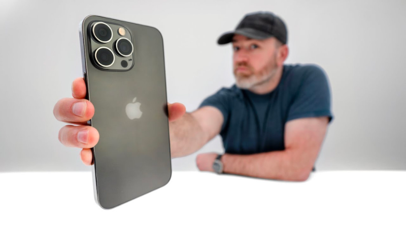 iPhone 14 đ&aacute;nh bại những d&ograve;ng sản phẩm kh&aacute;c khi mang lại khả năng cầm nắm vượt trội